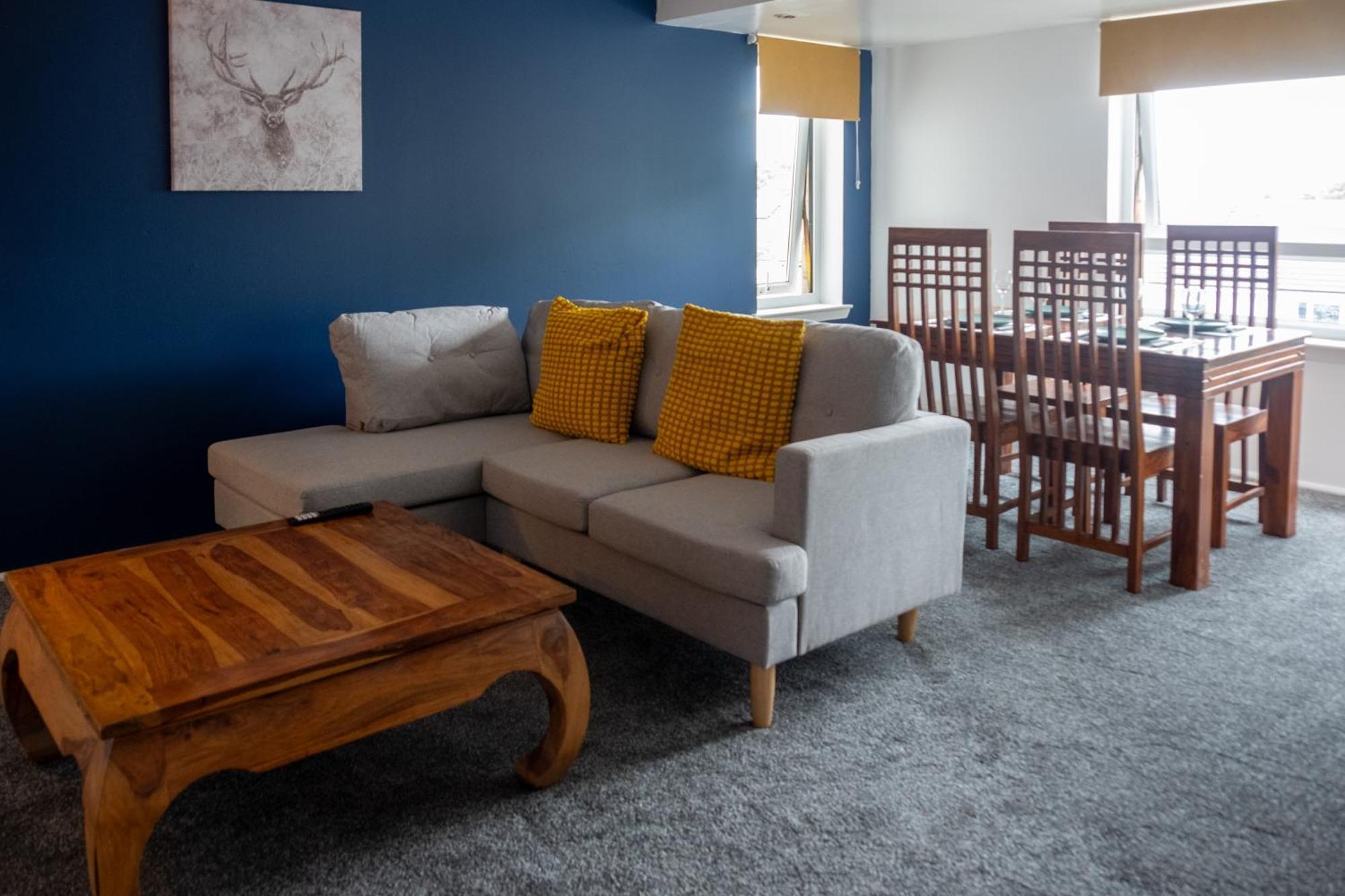 2 Bedroom Beautiful Apartment In Motherwell Mossend Екстер'єр фото